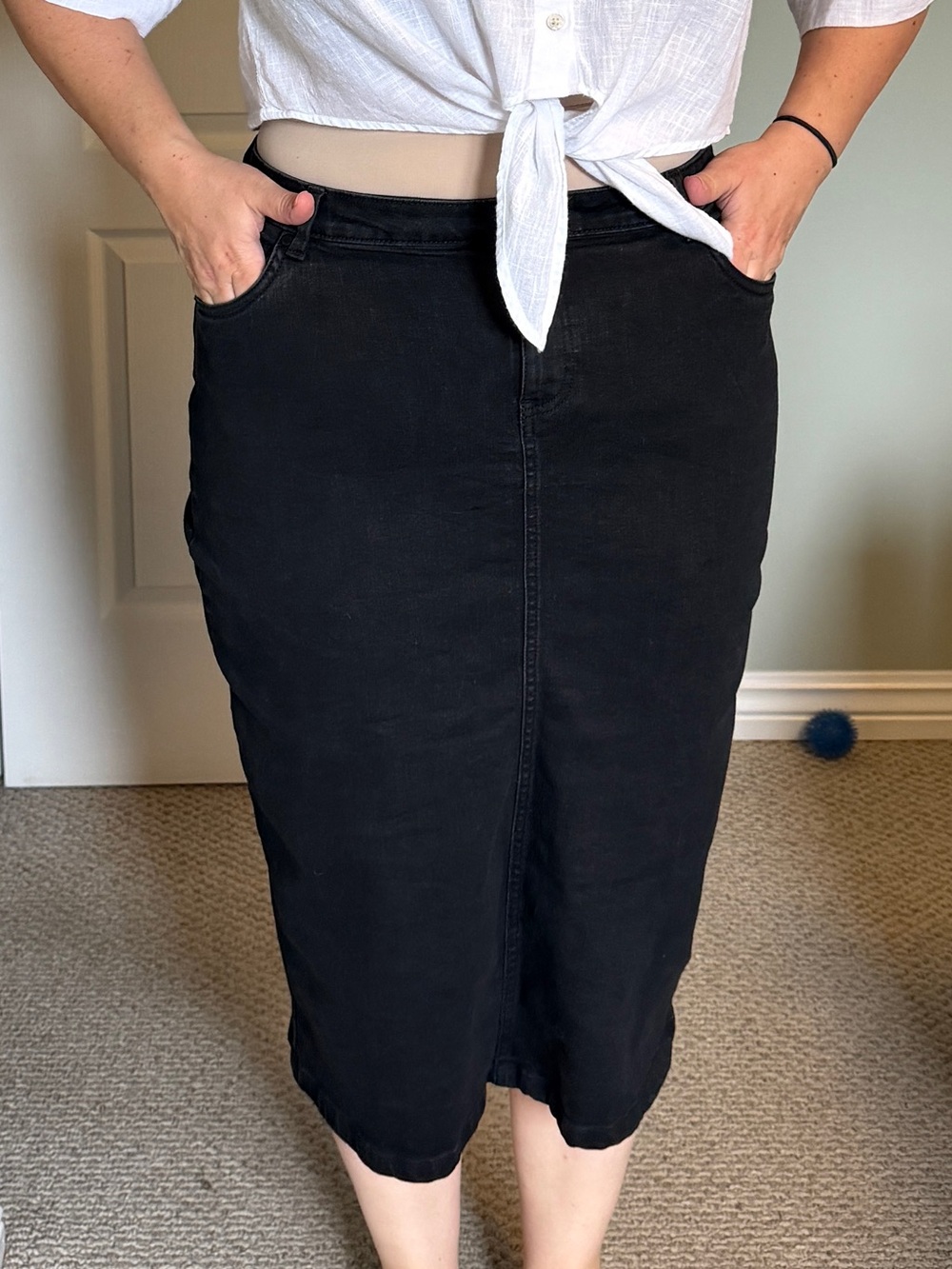 Classic Black Midi Pencil Skirt - Sleek Everyday Style